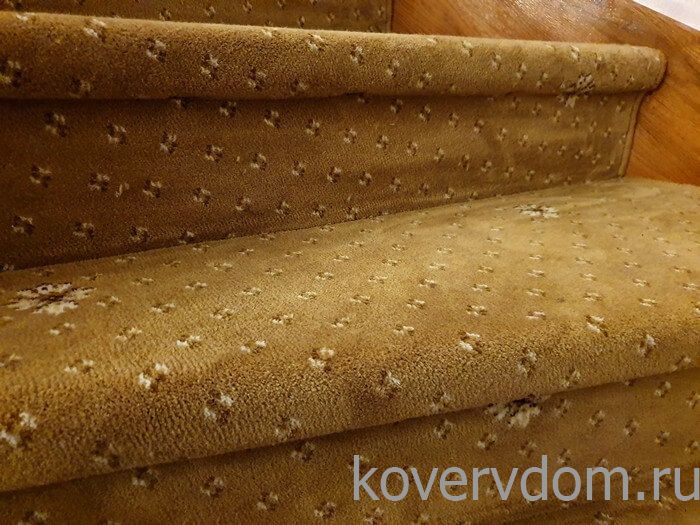 Композиция из полушерстяной ковровой дорожки с укладкой на лестницу и второй этаж Композиция из полушерстяной ковровой дорожки с укладкой на лестницу и второй этаж