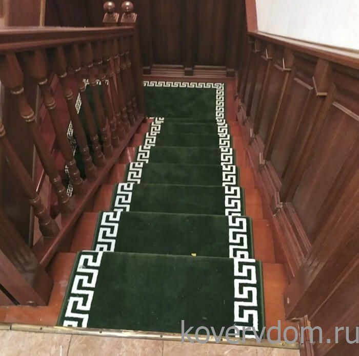 Ковровая дорожка меандр версаче зеленая с укладкой на лестницу Ковровая дорожка меандр версаче зеленая с укладкой на лестницу