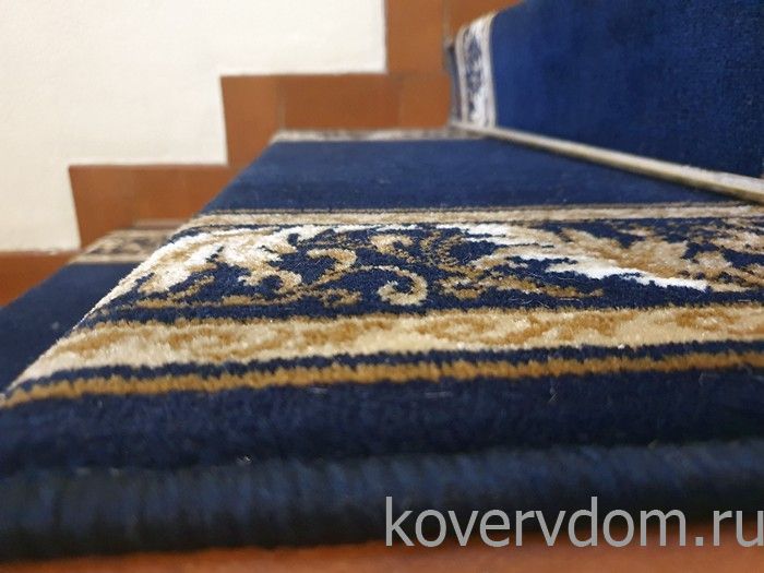 Ковровая дорожка 40050-38 темно-синяя с укладкой на лестницу Ковровая дорожка 40050-38 темно-синяя с укладкой на лестницу
