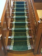 Ковровая дорожка меандр версаче зеленая с укладкой на лестницу